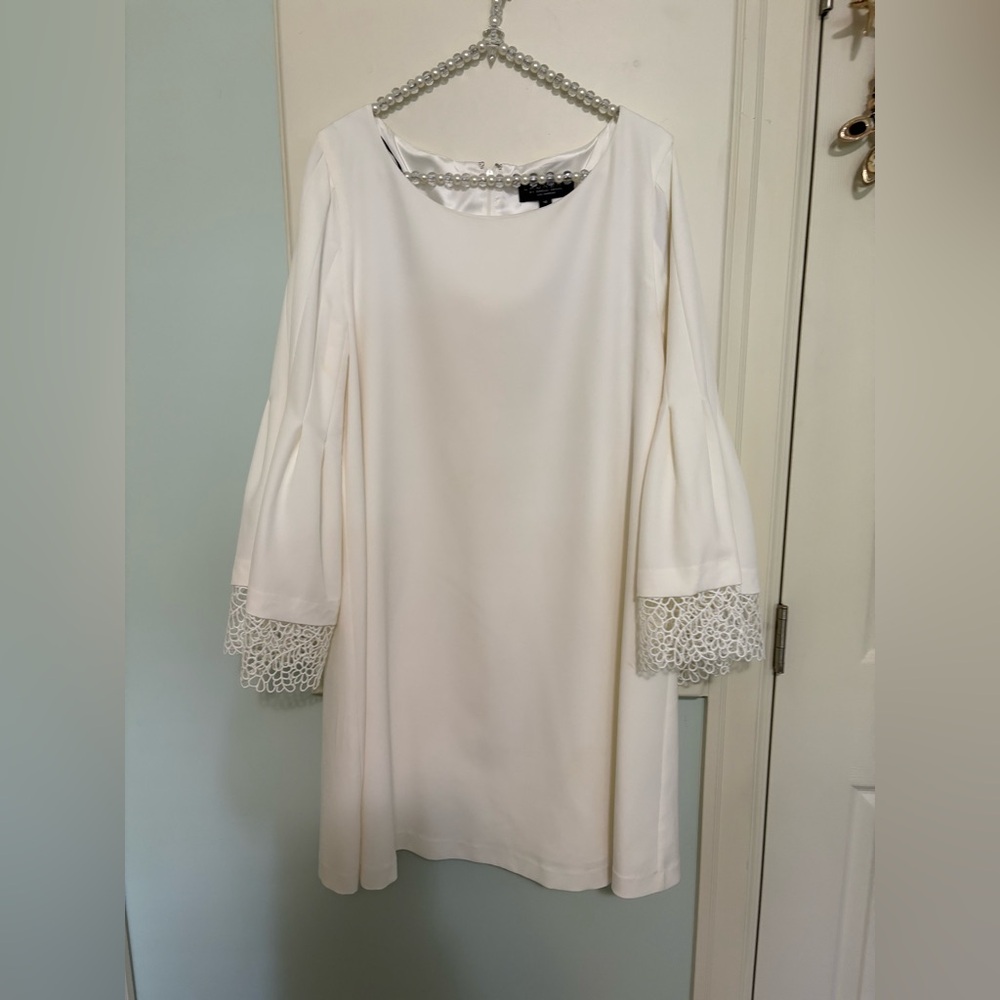 Laundry By Shelli Segal Cream Long Sleeve Shift Dress with Lace Cuffs